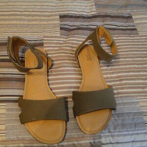 SIZE 9 ADAM TUCKER SANDELS